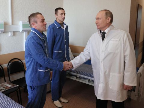 Russian President Vladimir Putin visits servicemen who were wounded during the Russian military action in Ukraine, at a military hospital in Moscow on May 25, 2022. (Photo by Mikhail Metzel / SPUTNIK / AFP)
