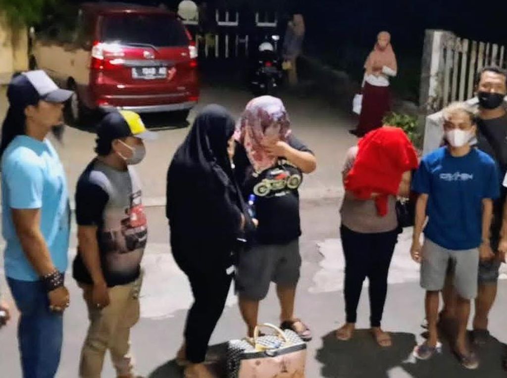 Polisi Bongkar Praktik Prostitusi Online via MiChat di Situbondo Polisi Bongkar Praktik Prostitusi Online via MiChat di Situbondo
