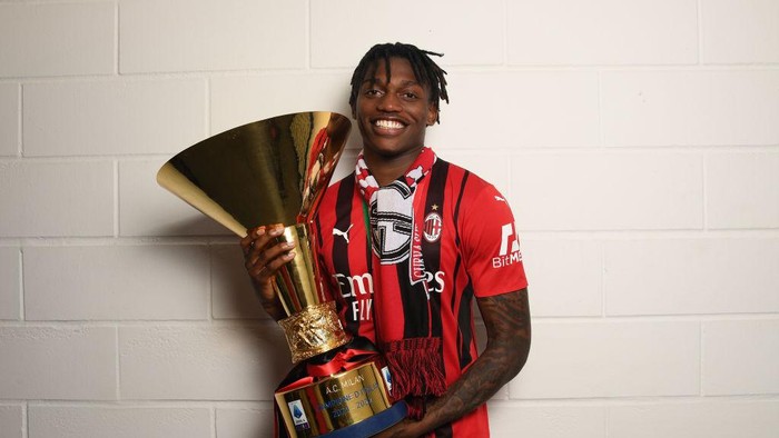 REGGIO NELLEMILIA, ITALY - MAY 22:  Rafael Leao of AC Milan poses with the trophy for the victory of scudetto  at the end of the last Serie A match between US Sassuolo and AC Milan at Mapei Stadium - Citta del Tricolore on May 22, 2022 in Reggio nellEmilia, Italy. (Photo by Claudio Villa/AC Milan via Getty Images)