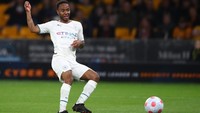 Dan kemudian ada Raheem Sterling, yang masa depannya di City mulai abu-abu. Tersisih di The Citizens, pemain Inggris itu mulai dibidik banyak klub. Selain Chelsea, Real Madrid kabarnya juga tertarik merekrutnya. (Foto: Chris Brunskill/Fantasista/Getty Images)