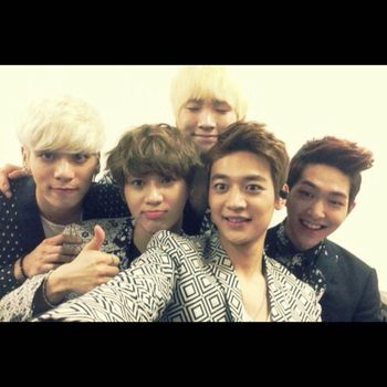 SHINee rayakan 14 tahun debut.