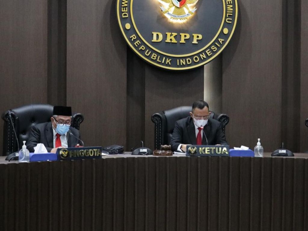 Respons Anggota KPU Deli Serdang Setelah Diberhentikan DKPP Respons Anggota KPU Deli Serdang Setelah Diberhentikan DKPP