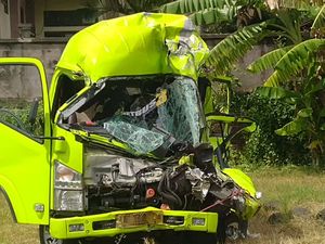 Minibus Tabrak Truk Sedang Parkir di Bali, Satu Orang Tewas