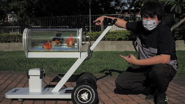 Youtuber Ini Bikin Aquarium Berjalan Biar Ikannya Bisa Menikmati Taman