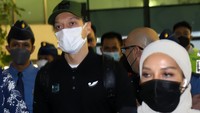 Mantan pemain Werder Bremen, Real Madrid, Arsenal, dan terakhir Fenerbahce itu diketahui akan berada di Jakarta selama empat hari.