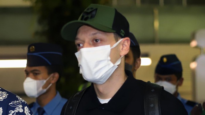 Tengok Lagi Momen Mesut Ozil Tiba di Jakarta Mantan pesepakbola Timnas Jerman Mesut Ozil tiba di Bandara Internasional Soekarno-Hatta, Selasa (24/5). Ia diketahui akan berada di Jakarta selama 4 hari.