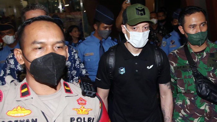 Tengok Lagi Momen Mesut Ozil Tiba di Jakarta Mantan pesepakbola Timnas Jerman Mesut Ozil tiba di Bandara Internasional Soekarno-Hatta, Selasa (24/5). Ia diketahui akan berada di Jakarta selama 4 hari.
