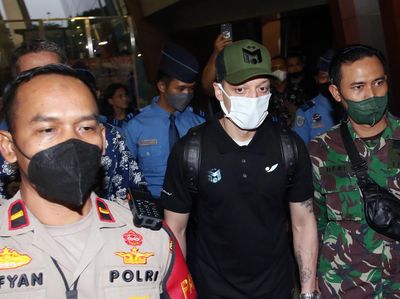 Tengok Lagi Momen Mesut Oezil Tiba di Jakarta