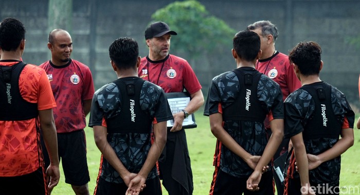 Thomas Doll resmi memimpin latihan Persija Jakarta. Seperti apa suasana latihan Persija saat dipimpin eks pelatih Borussia Dortmund ini? Lihat yuk.