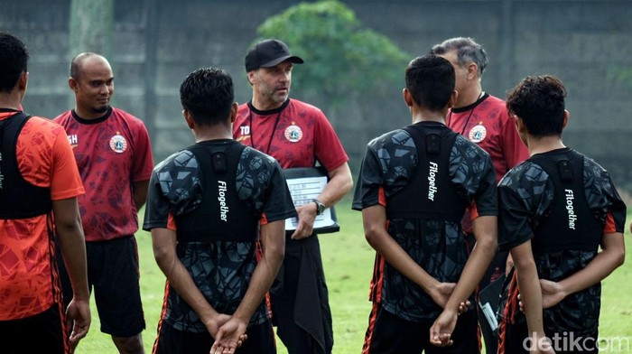 Thomas Doll resmi memimpin latihan Persija Jakarta. Seperti apa suasana latihan Persija saat dipimpin eks pelatih Borussia Dortmund ini? Lihat yuk.