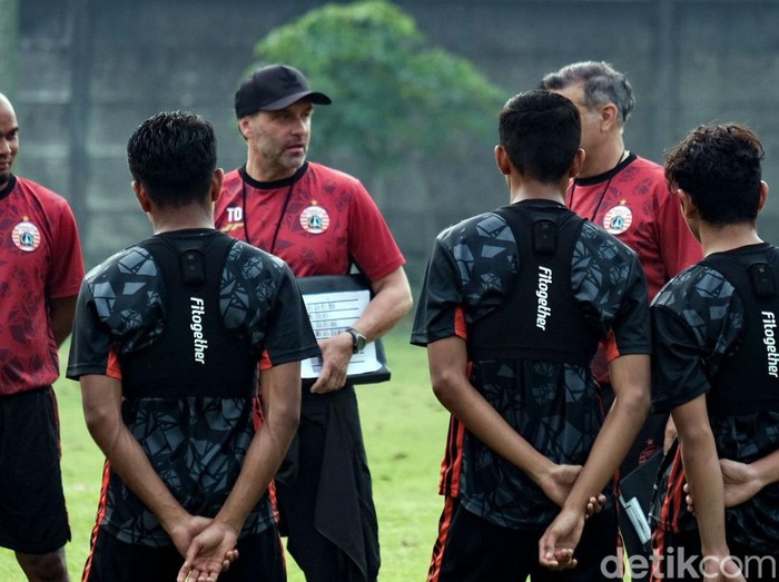 Thomas Doll resmi memimpin latihan Persija Jakarta. Seperti apa suasana latihan Persija saat dipimpin eks pelatih Borussia Dortmund ini? Lihat yuk.