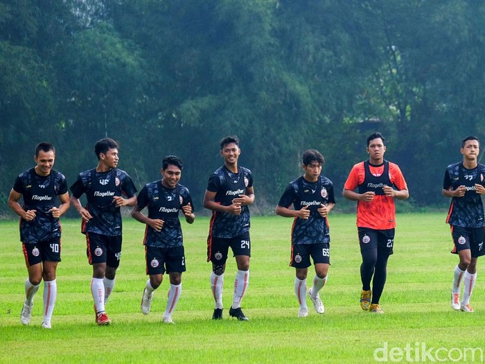 Thomas Doll resmi memimpin latihan Persija Jakarta. Seperti apa suasana latihan Persija saat dipimpin eks pelatih Borussia Dortmund ini? Lihat yuk.