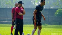 Bicara soal gaya melatih, ia sedikit memberikan penjelasan. Baginya, latihan maupun pertandingan harus dianggap setara.  