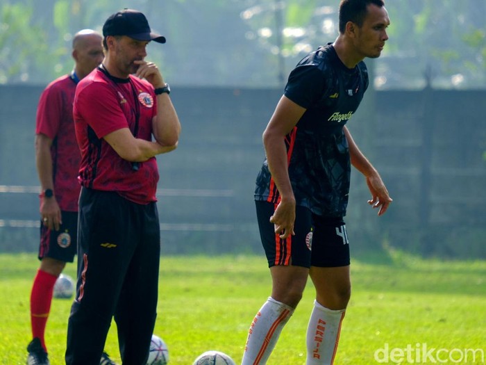 Thomas Doll resmi memimpin latihan Persija Jakarta. Seperti apa suasana latihan Persija saat dipimpin eks pelatih Borussia Dortmund ini? Lihat yuk.
