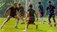 Sesi latihan hari ini adalah latihan umpan pendek hingga tanding. 