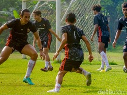 Sesi latihan hari ini adalah latihan umpan pendek hingga tanding. 