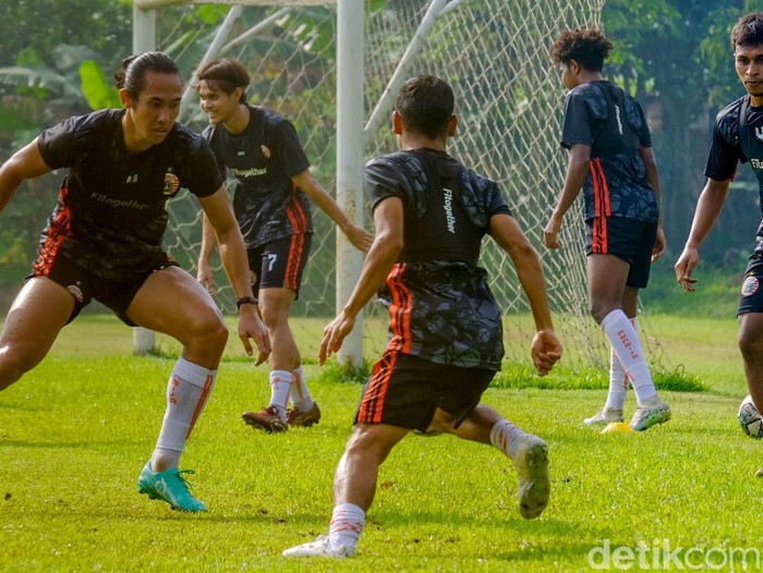 Thomas Doll resmi memimpin latihan Persija Jakarta. Seperti apa suasana latihan Persija saat dipimpin eks pelatih Borussia Dortmund ini? Lihat yuk.