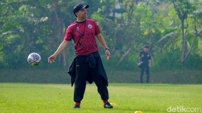 Thomas Doll resmi memimpin latihan Persija Jakarta. Seperti apa suasana latihan Persija saat dipimpin eks pelatih Borussia Dortmund ini? Lihat yuk.