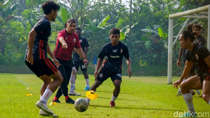 Thomas Doll resmi memimpin latihan Persija Jakarta. Seperti apa suasana latihan Persija saat dipimpin eks pelatih Borussia Dortmund ini? Lihat yuk.