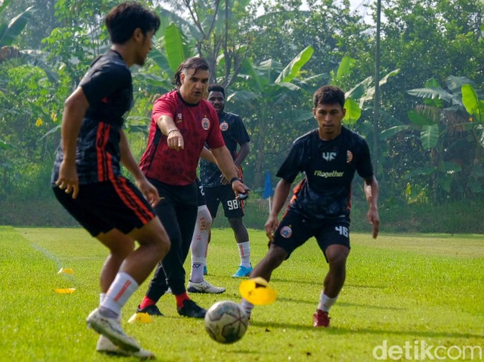 Thomas Doll resmi memimpin latihan Persija Jakarta. Seperti apa suasana latihan Persija saat dipimpin eks pelatih Borussia Dortmund ini? Lihat yuk.