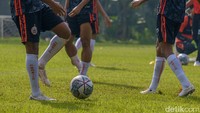 Seusai sesi latihan, Thomas Doll mengaku antusias melatih Persija Jakarta.   