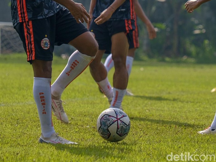 Thomas Doll resmi memimpin latihan Persija Jakarta. Seperti apa suasana latihan Persija saat dipimpin eks pelatih Borussia Dortmund ini? Lihat yuk.