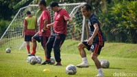 Sesi latihan disaksikan The Jakmania. Mereka sesekali  menyanyikan yel-yel untuk Ryuji Utomo cs.   