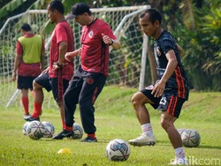 Sesi latihan disaksikan The Jakmania. Mereka sesekali  menyanyikan yel-yel untuk Ryuji Utomo cs.   