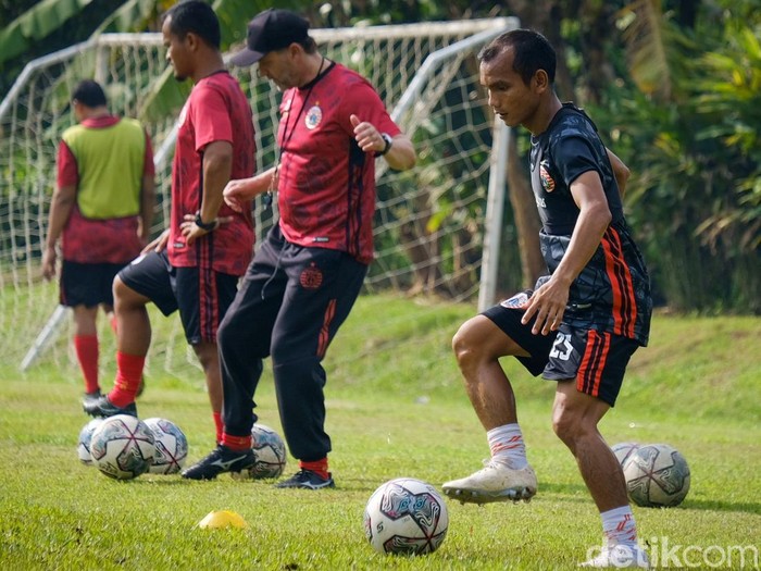 Thomas Doll resmi memimpin latihan Persija Jakarta. Seperti apa suasana latihan Persija saat dipimpin eks pelatih Borussia Dortmund ini? Lihat yuk.