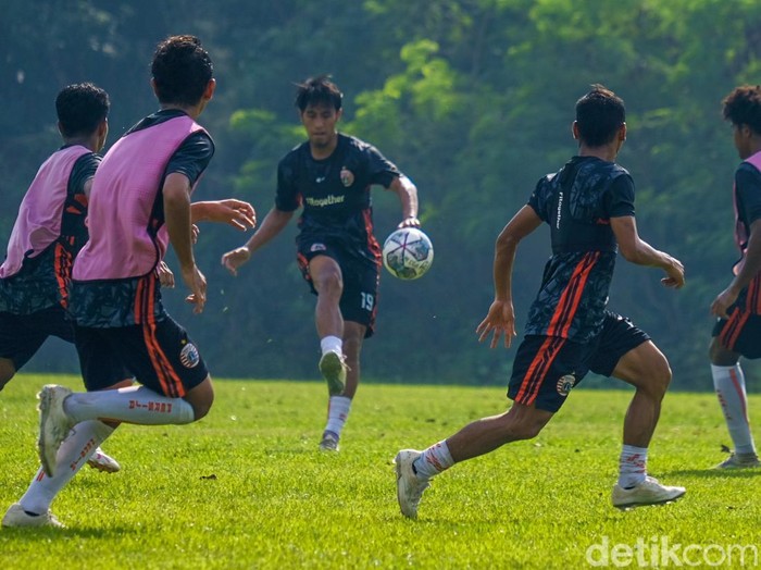 Thomas Doll resmi memimpin latihan Persija Jakarta. Seperti apa suasana latihan Persija saat dipimpin eks pelatih Borussia Dortmund ini? Lihat yuk.