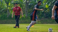 Pelatih kepala Thomas Doll (jersey merah, bertopi) memimpin latihan Persija Jakarta di Nirwana Park, Sawangan, Kota Depok, Jawa Barat, Rabu (25/5/2022).