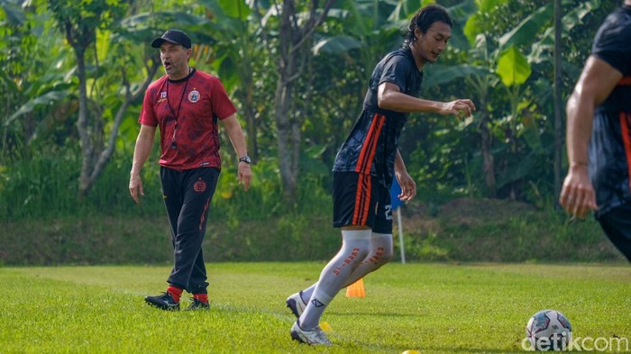 Thomas Doll Pimpin Latihan Persija, Begini Suasananya Thomas Doll resmi memimpin latihan Persija Jakarta. Seperti apa suasana latihan Persija saat dipimpin eks pelatih Borussia Dortmund ini? Lihat yuk.