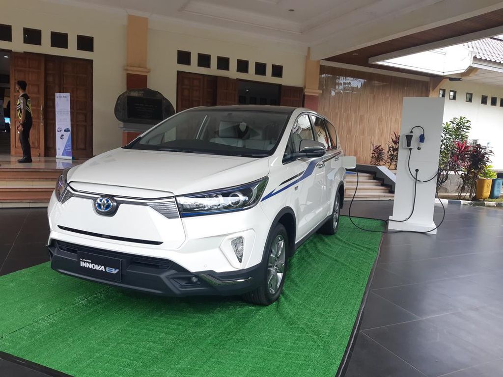 Toyota Innova Listrik Mejeng di Semarang, Begini Penampakannya