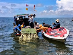 Mappanre Kampung, Tradisi Warga Bugis di Kukar Lepas Sesajen ke Laut