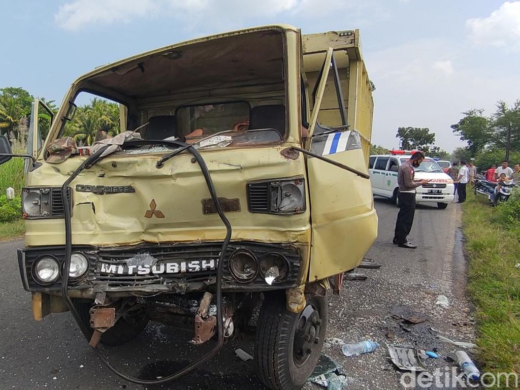 2 Truk Kecelakaan Adu Banteng di Jalan Daendels Kulon Progo