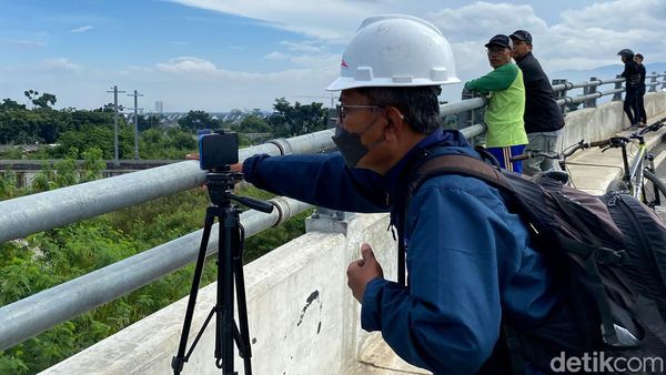 Lihat Gaya Youtuber Infrastruktur, Berani Panas-panasan demi Content