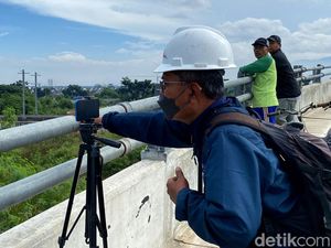 Lihat Gaya Youtuber Infrastruktur, Berani Panas-panasan demi Content Lihat Gaya Youtuber Infrastruktur, Berani Panas-panasan demi Content