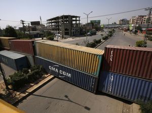 Wadaw, Puluhan Kontainer Melintang di Jalanan Pakistan, Ada Apa? Wadaw, Puluhan Kontainer Melintang di Jalanan Pakistan, Ada Apa?