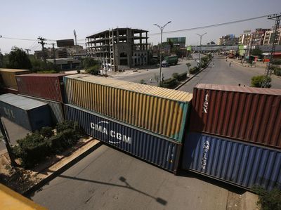 Wadaw, Puluhan Kontainer Melintang di Jalanan Pakistan, Ada Apa?