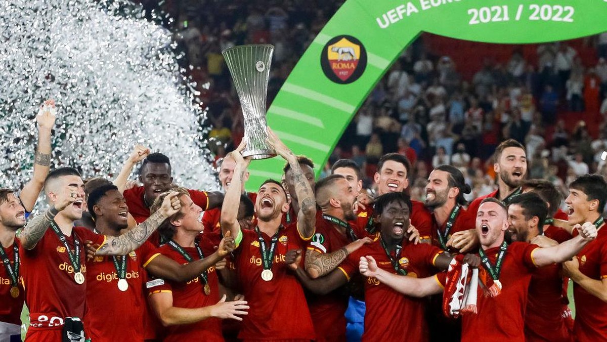 Trofi Conference League bekal berharga untuk AS Roma (Foto: DeFodi Images via Getty Images/DeFodi Images)