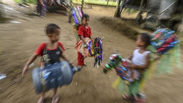 Aksi Gemas Bocil Main Kuda Lumping