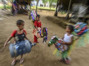 Aksi Gemas Bocil Main Kuda Lumping