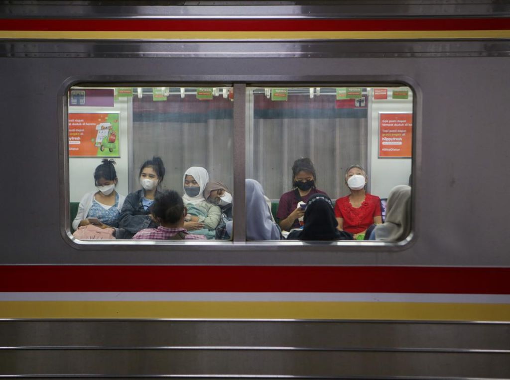 Viral Video Bayar Tiket KRL Pakai Uang Tunai, Ini Penjelasan KAI Viral Video Bayar Tiket KRL Pakai Uang Tunai, Ini Penjelasan KAI