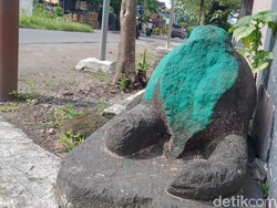 2 Arca Kuno di Klaten Jadi Penghias Gapura Kampung-Dicat Warga