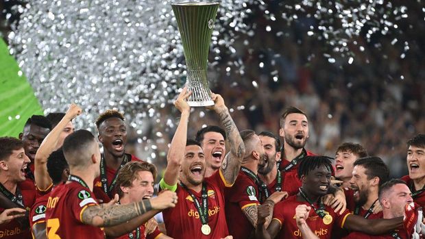 Roma's Italian midfielder and captain Lorenzo Pellegrini lifts the trophy as Roma's players celebrate after winning the UEFA Europa Conference League final football match between AS Roma and Feyenoord at the Air Albania Stadium in Tirana on May 25, 2022. (Photo by OZAN KOSE / AFP) (Photo by OZAN KOSE/AFP via Getty Images)