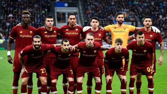 STADIO GIUSEPPE MEAZZA, MILAN, ITALY - 2022/04/23: Players of AS Roma pose for a team photo prior to the Serie A football match between FC Internazionale and AS Roma. FC Internazionale won 3-1 over AS Roma. (Photo by Nicolò Campo/LightRocket via Getty Images)