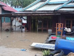 Banjir di Majene Lumpuhkan Ruas Trans Sulawesi-Rendam Permukiman Warga