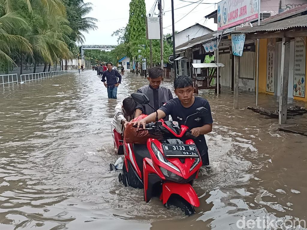 Banjir Putus Akses Jalan Warga di Tiga Kecamatan Probolinggo