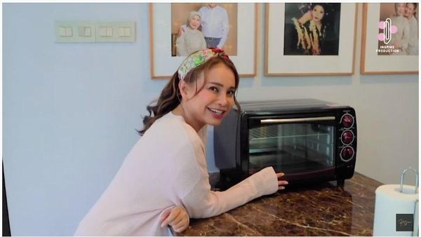 10 Potret Dapur Rossa, Ada Rak Besar untuk Simpan Koleksi Cangkir