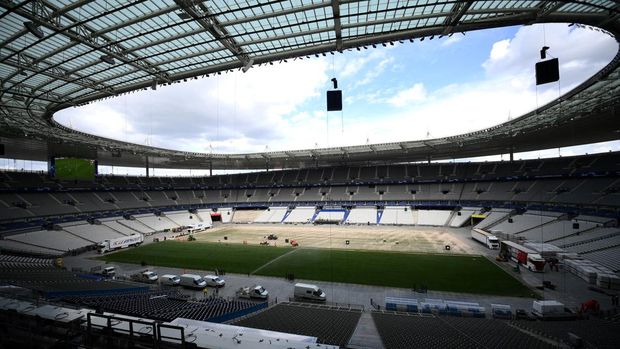 Stade de France staff install a new hybrid pitch at the Stade de France, in Saint-Denis, outside Paris, on May 24, 2022. - Within 48 hours, a new pitch grown outside of Barcelona was installed at the Stade de France for the Champions League football final between Real Madrid and Liverpool scheduled to take place on May 28, 2022. (Photo by FRANCK FIFE / AFP)